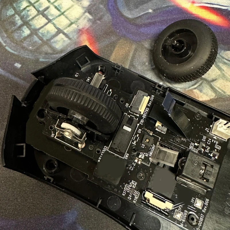 Un mouse de computadora con su cubierta eliminada