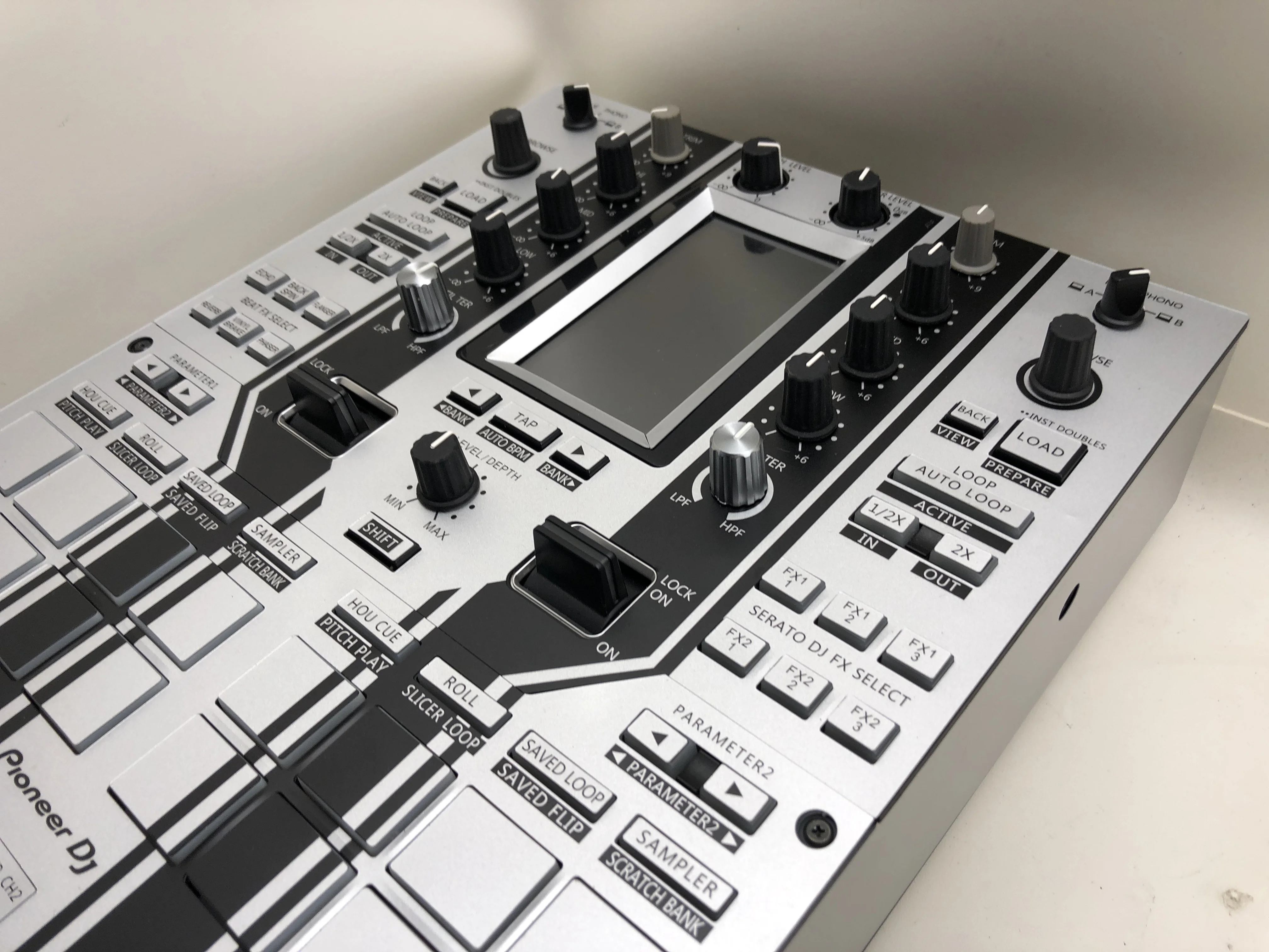 Película para consola mezcladora Pioneer DJM-S11 totalmente rodeada por película protectora de tira de borde negro plateado perla. No Panel de hierro - imagen 5