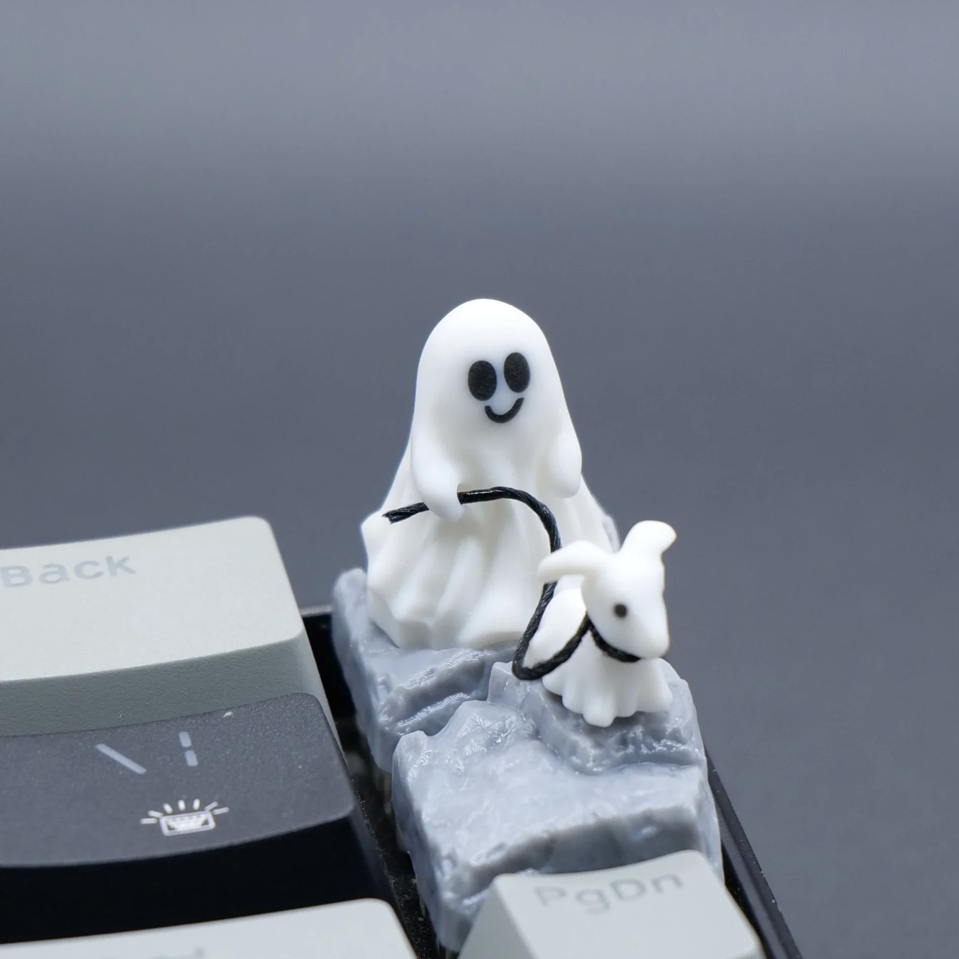 LLavero de perro que camina fantasma de Halloween, lindo adorno de perro fantasma, regalo de Festival, decoración de Teclado mecánico de eje cruzado, 1 Juego
