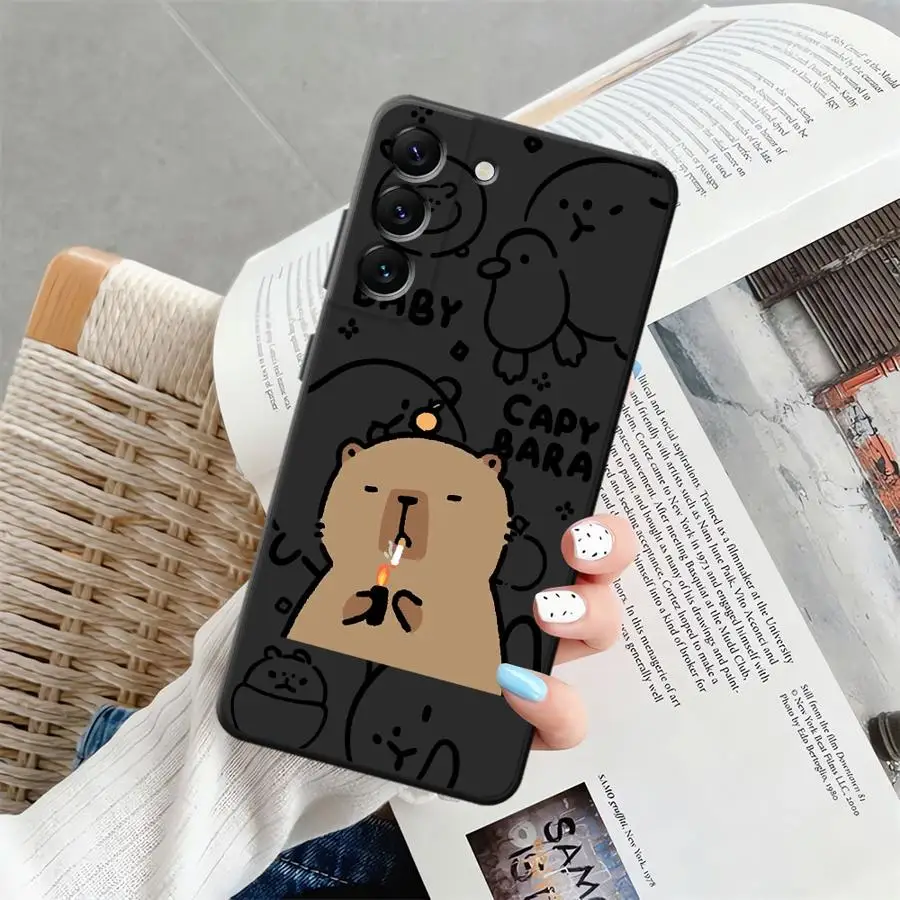 Funda de teléfono suave negra para Samsung Galaxy A41 A51 A73 A35 A24 A55 A25 A71 A32 A23 A53 A26 A72 A36 A22 A52 Capybara divertida - imagen 3
