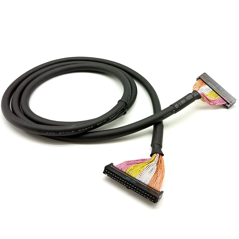 Un cordón negro con un cordón amarillo y rosa unido a él