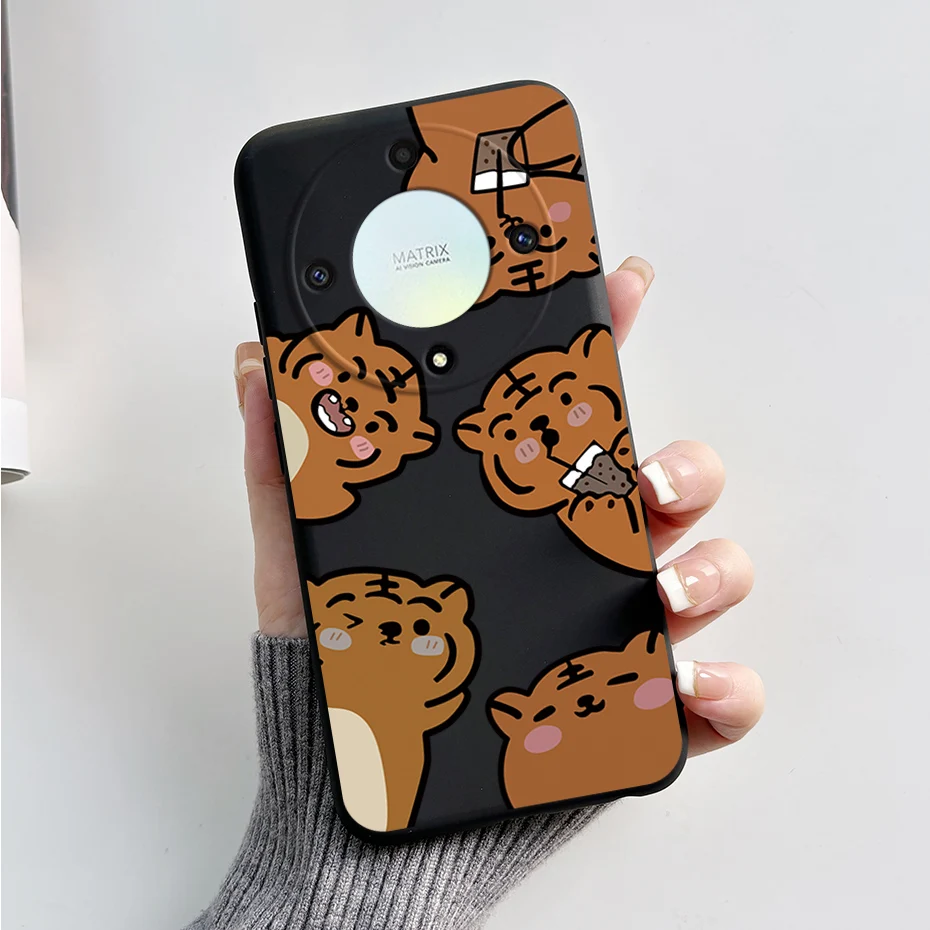 Una persona que sostiene un teléfono con una caja de osos