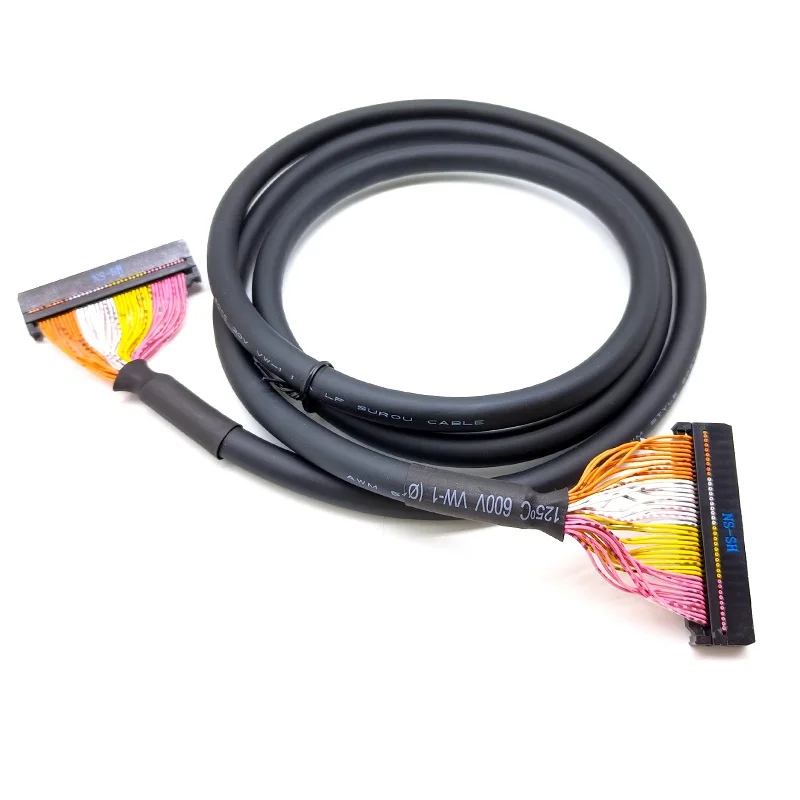 Un cordón negro con un cordón amarillo y rosa unido a él