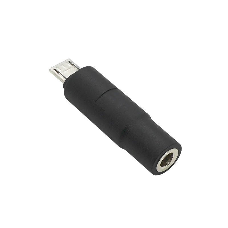 Se muestra un cable USB negro en un fondo blanco.
