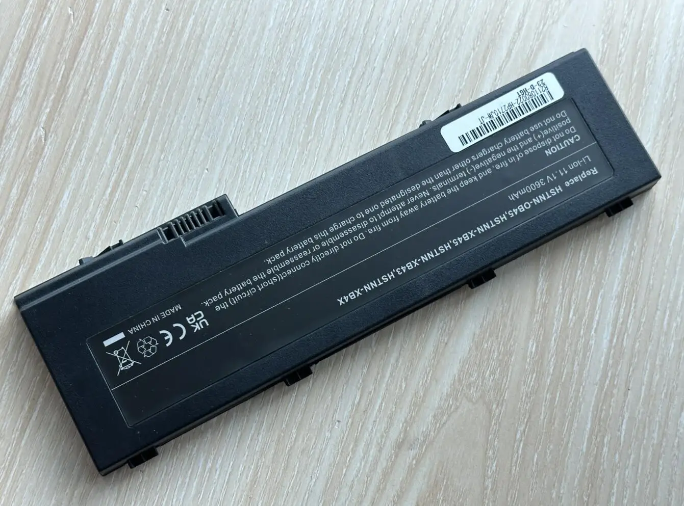 Una batería negra con un código de barras