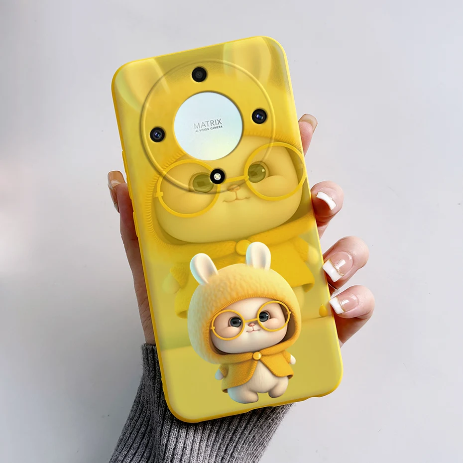 Una persona que sostiene un teléfono celular amarillo con un conejito