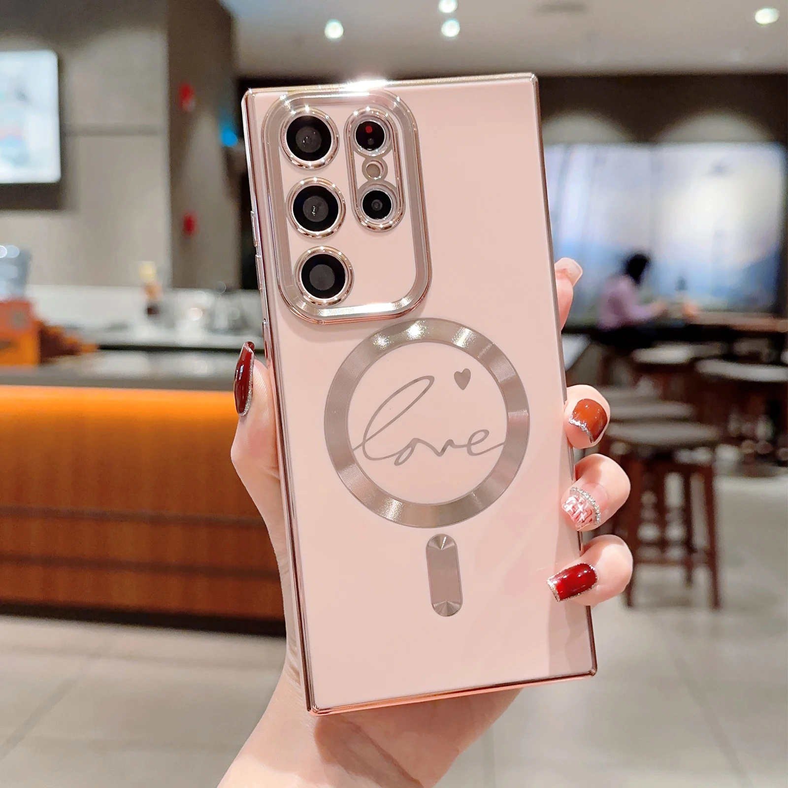 Un teléfono celular rosa con un corazón
