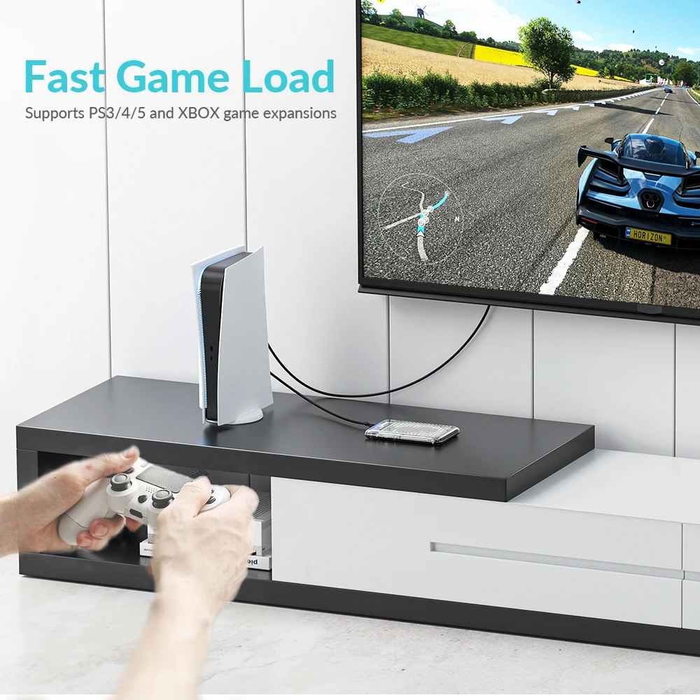 Una configuración de juego centrada en una función de carga rápida del juego. Hay una persona sosteniendo un controlador de juego, presumiblemente jugando un juego de carreras, como lo indica la imagen en la pantalla del televisor. El televisor muestra una escena de carreras con un auto azul en una pista.