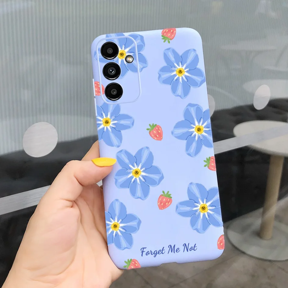 Un estuche azul celular con fresas y flores