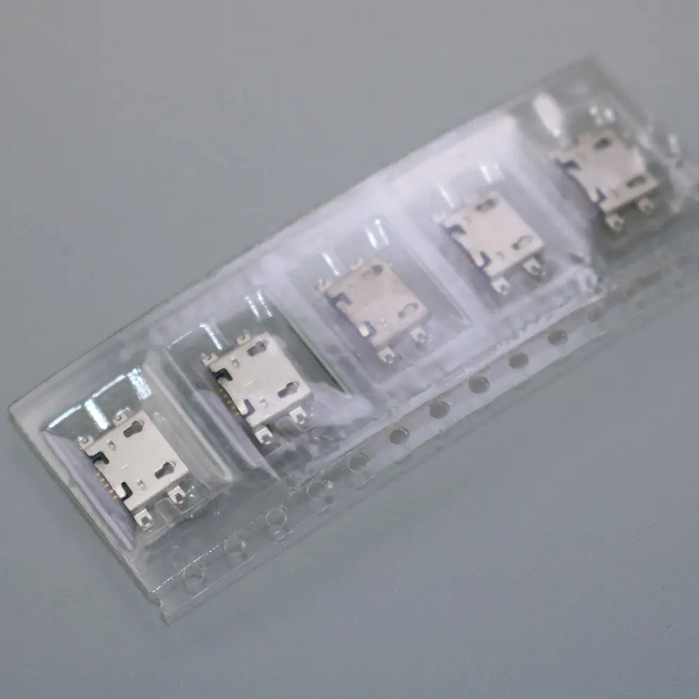 Una caja de plástico transparente con cuatro tarjetas de memoria