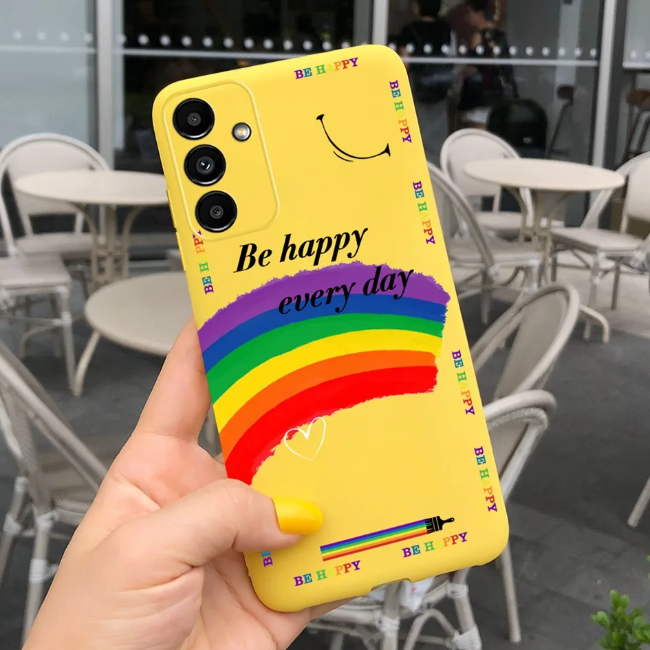 Una persona que sostiene un teléfono celular amarillo con un arco iris
