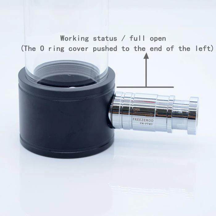 Un objeto negro y plateado con fondo blanco