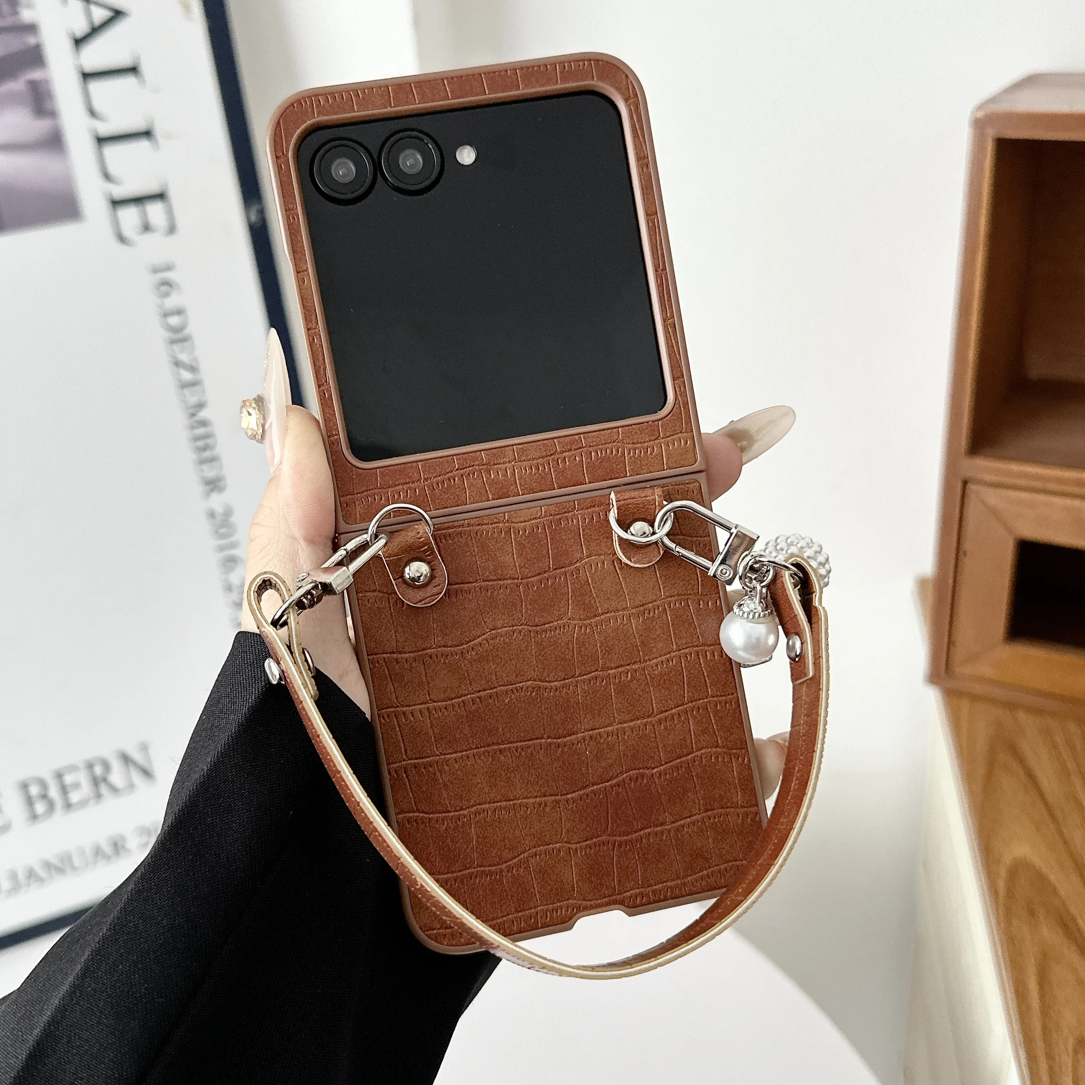 Funda para Moto Razr50 con estampado de cocodrilo, cordón de cuero portátil, funda de moda para Motorola Razr 50, parachoques a prueba de golpes - imagen 3