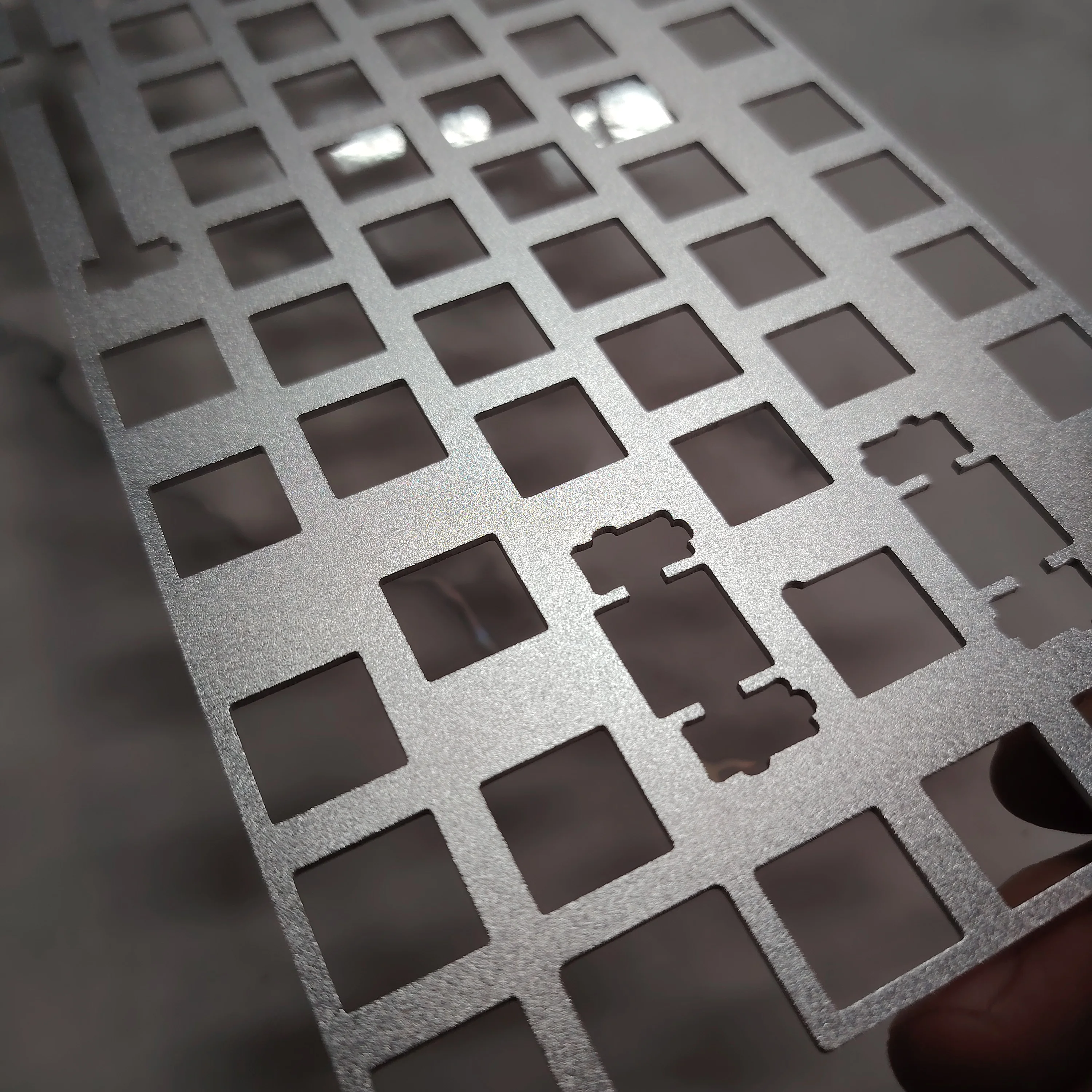 Placa de posicionamiento de teclado WAVE75 Pc/pom/pp/fr4/fibra de carbono/aleación de aluminio anodizado plata/latón Material placa de posicionamiento - imagen 4