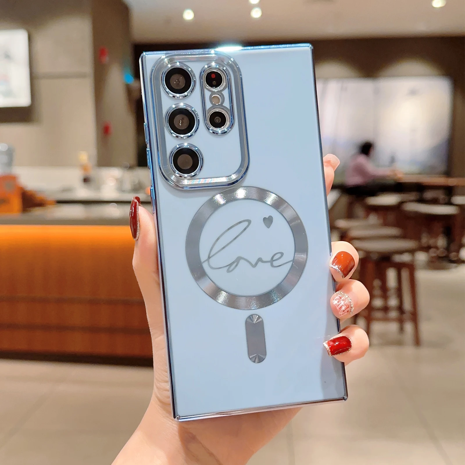 Una persona que sostiene un teléfono celular con un corazón