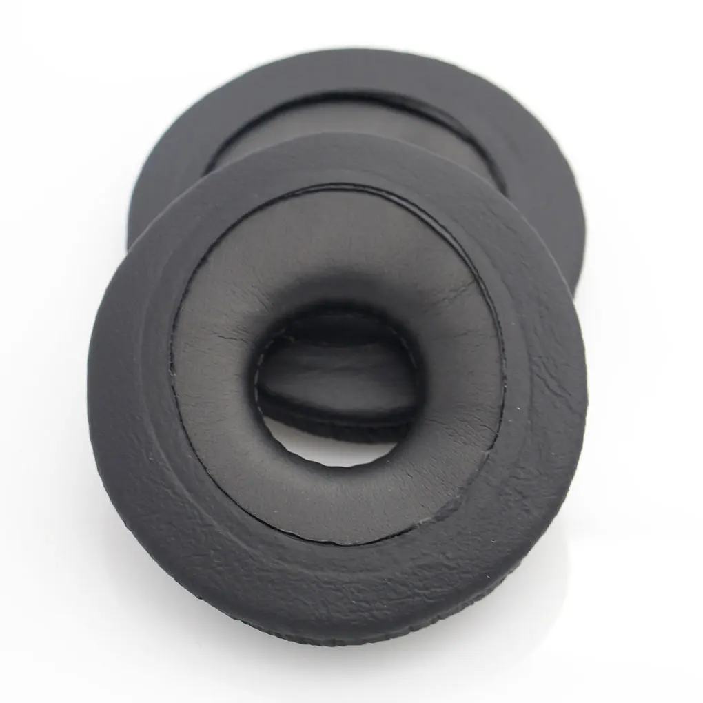 Un disco de cuero negro está sentado sobre un fondo blanco.