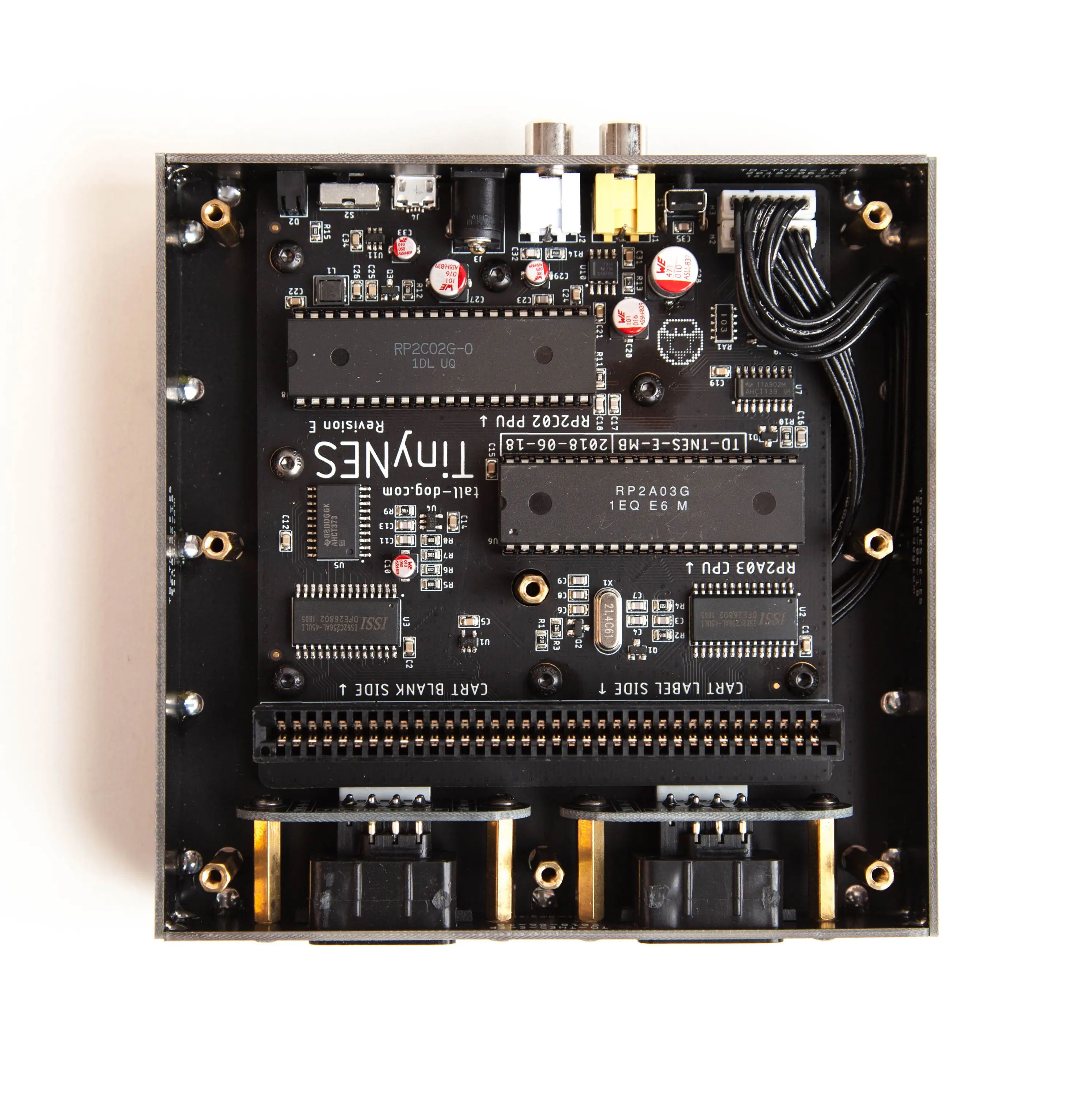 Juegos TinyNES Classic NES sobre herrajes de código abierto que se adaptan en la palma de la mano - imagen 4