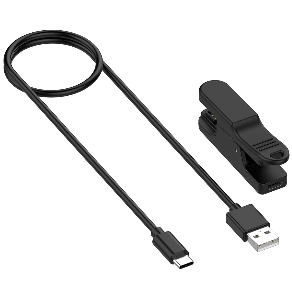 Un cable negro y un dispositivo negro están sobre un fondo blanco