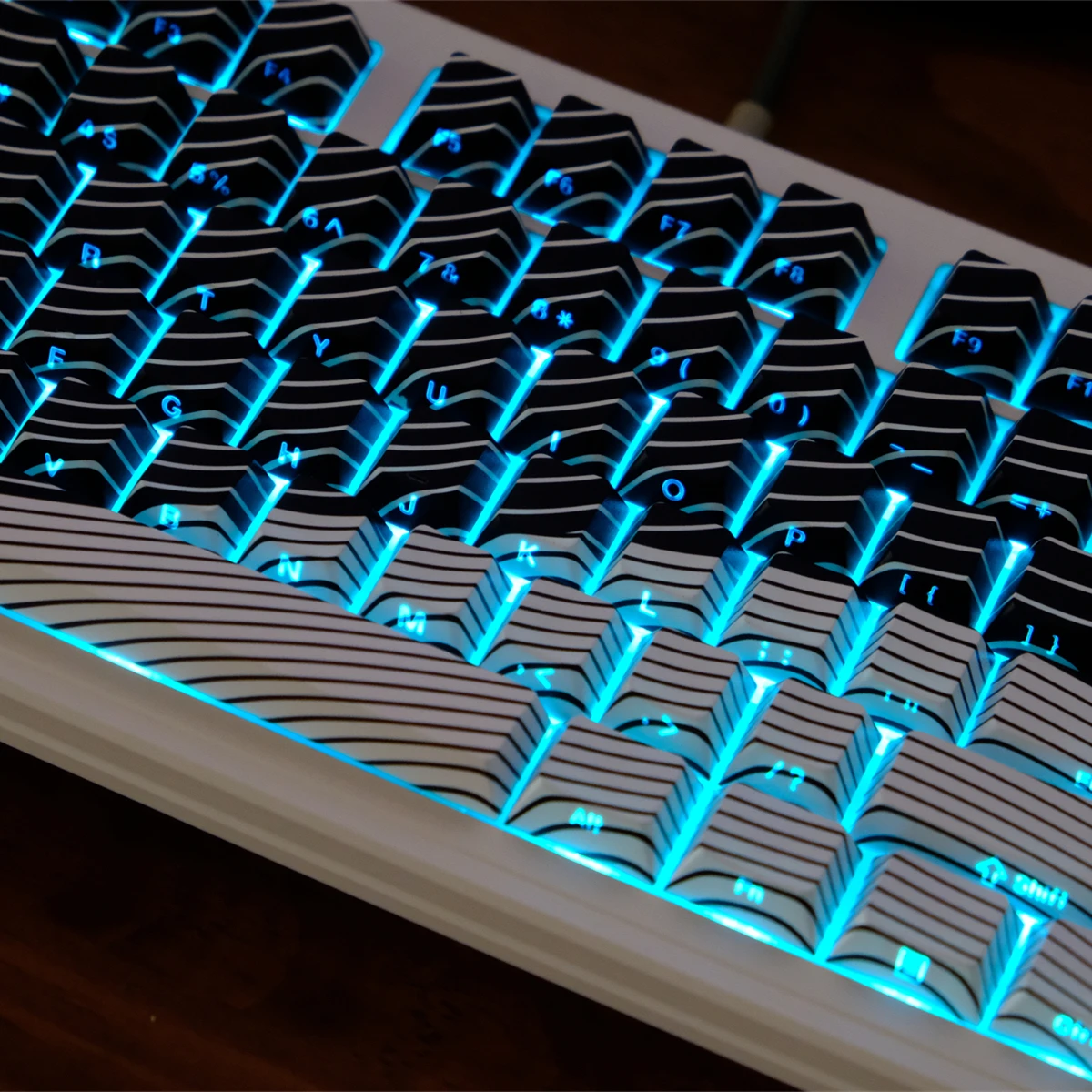 Teclas onduladas blancas y negras de 136 teclas, teclas retroiluminadas con estampado lateral, perfil de cereza, tapa de tecla de doble disparo PBT para teclado de juego MX - imagen 3