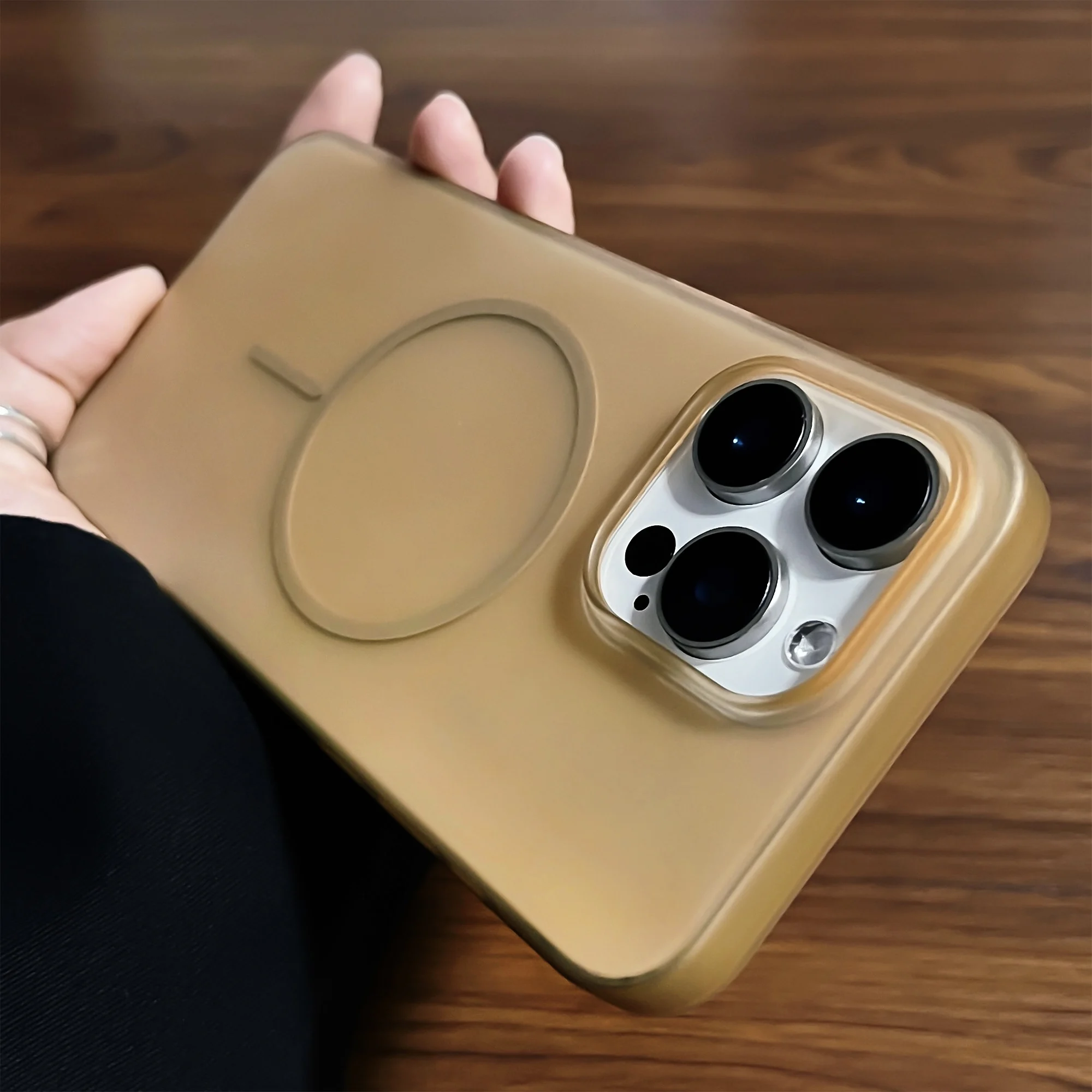 Funda magnética de carga inalámbrica translúcida mate de lujo para Magsafe para iPhone 16 15 14 13 12 Pro Max cubierta dura de PC a prueba de golpes