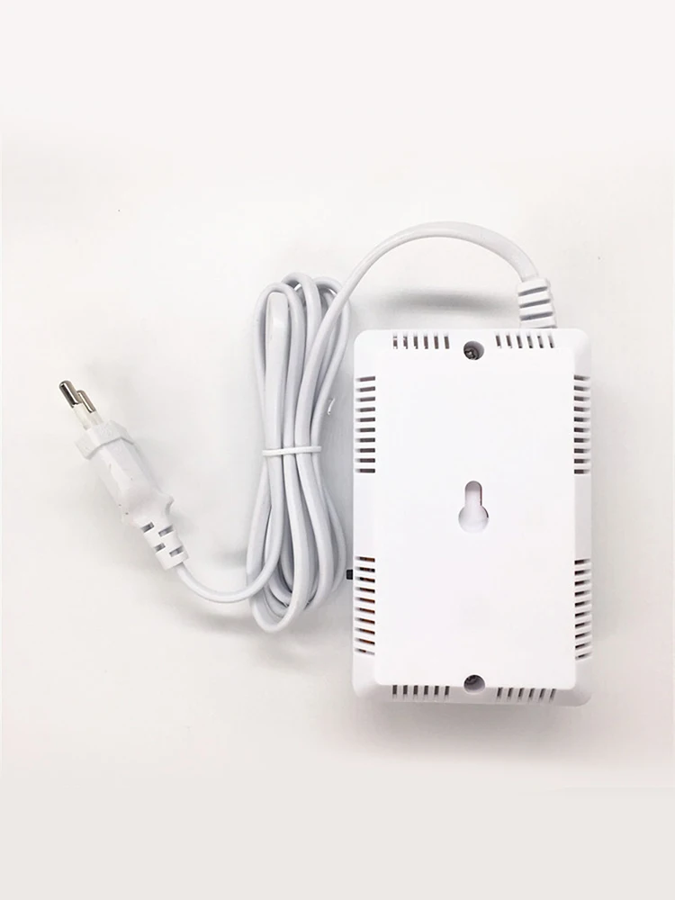 Un dispositivo blanco con un cable enchufado