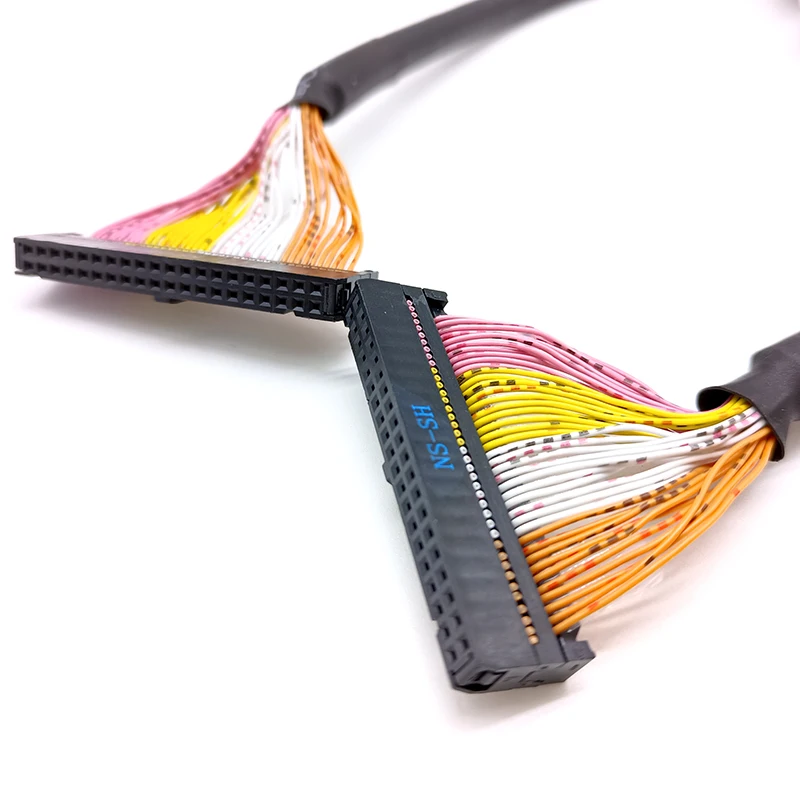 Un alambre negro y amarillo está conectado a un alambre negro y amarillo