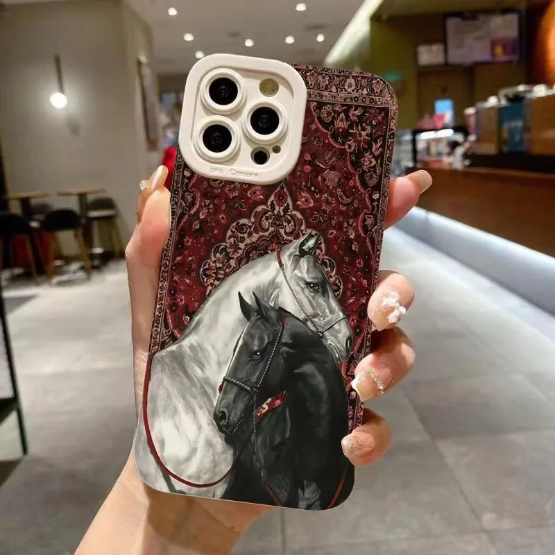 Fondo retro rojo, pareja de caballos blanco y negro funda de teléfono para Samsung Galaxy A55 A54 S25 S24 Ultra S23 S22 S20 FE contraportada - imagen 2