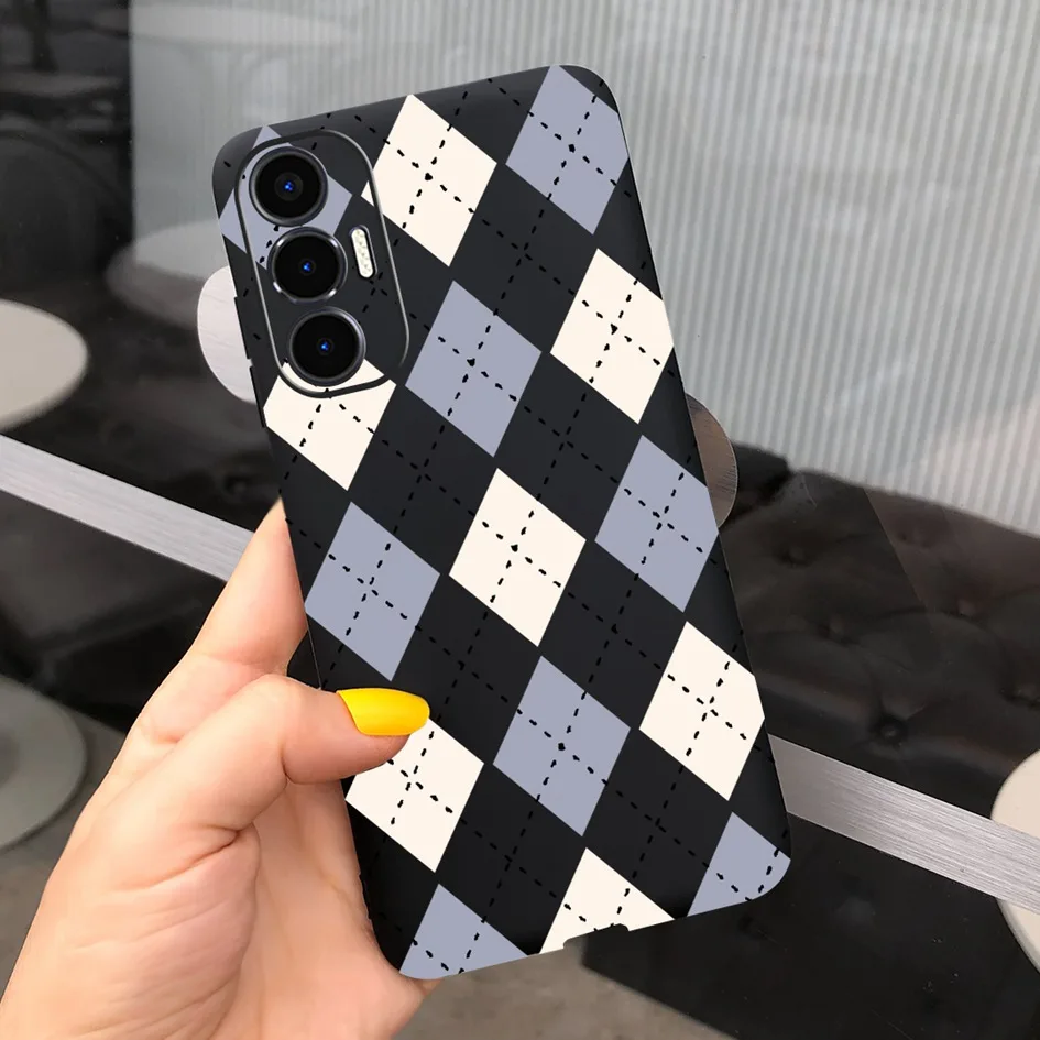 Una persona que sostiene un teléfono con una caja a cuadros en blanco y negro