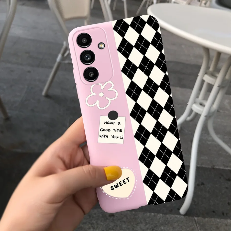 Una persona que sostiene una caja de teléfono celular rosa y negro