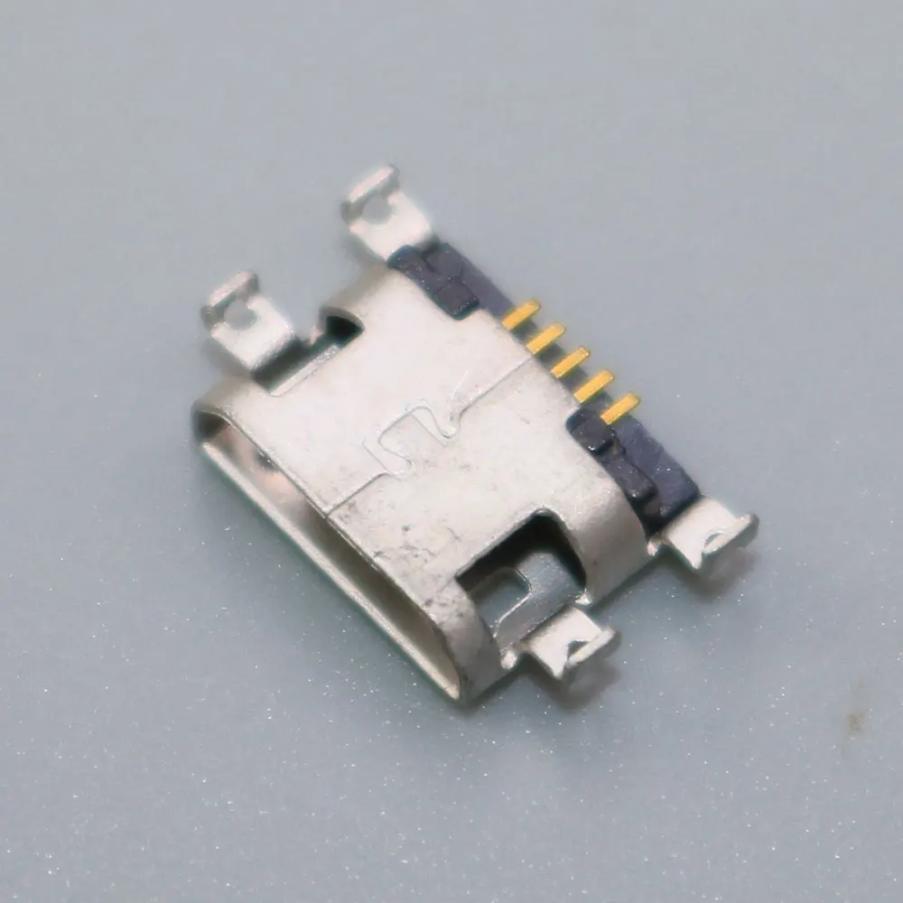 Un pequeño componente electrónico con un conector amarillo