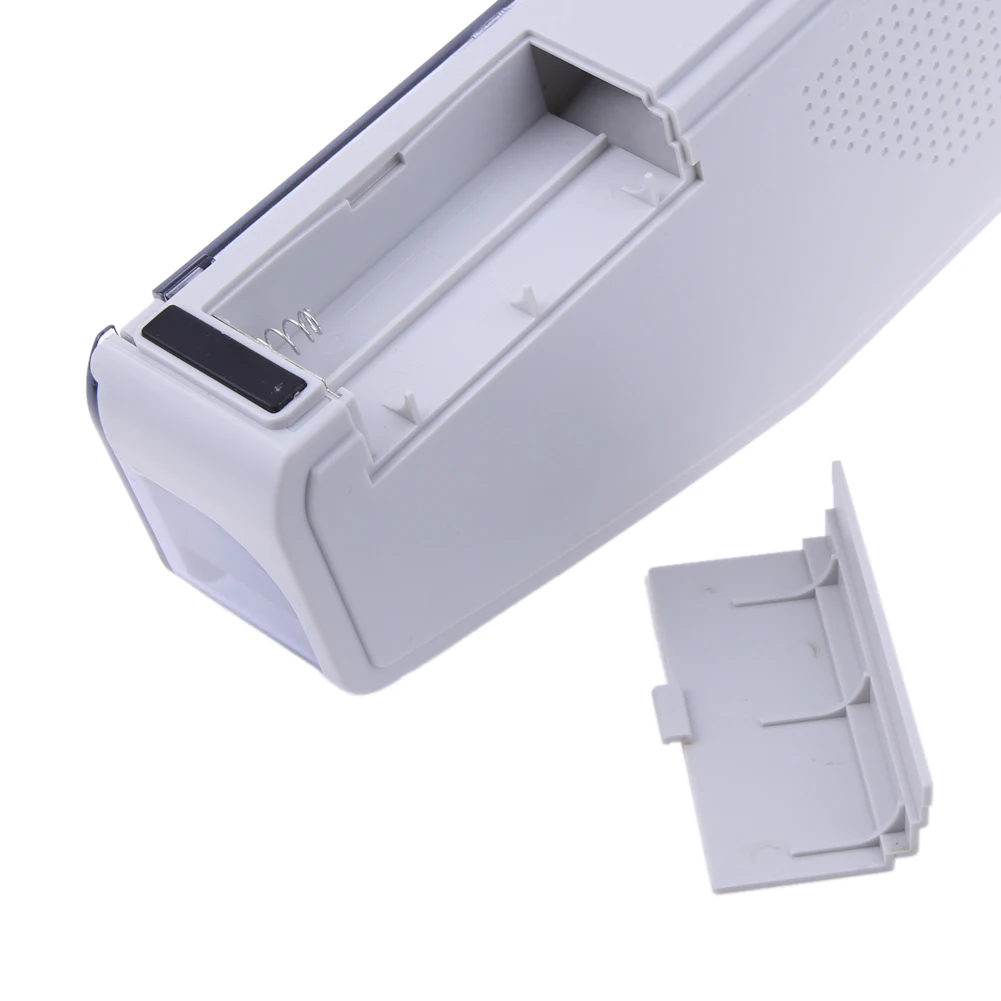 Un dispositivo electrónico blanco con una pieza faltante