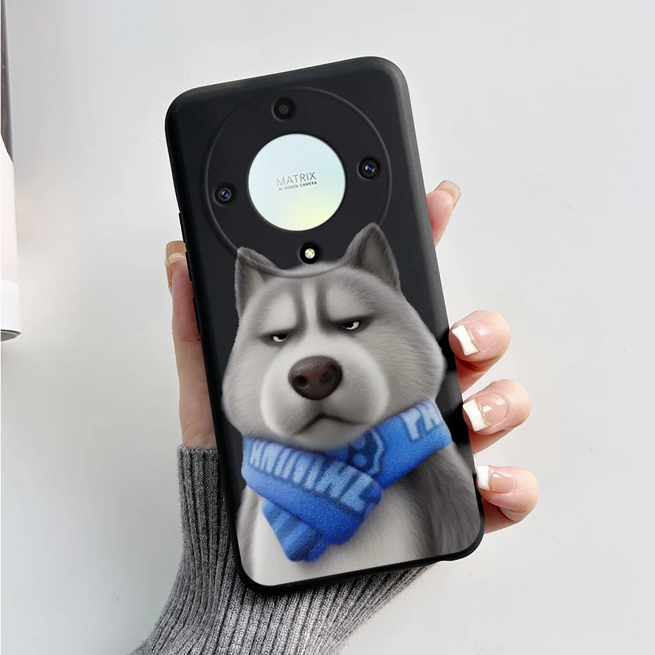 Una persona sosteniendo un teléfono con un husky en el estuche