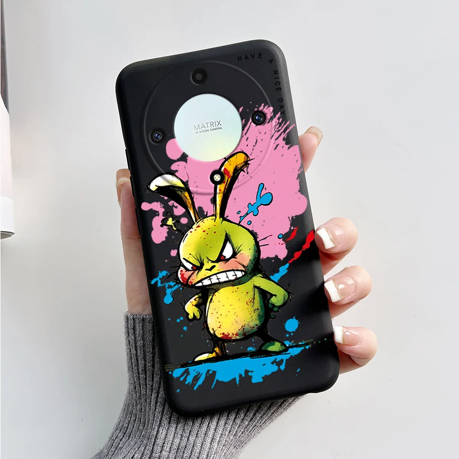 Una persona que sostiene un teléfono con un personaje de dibujos animados