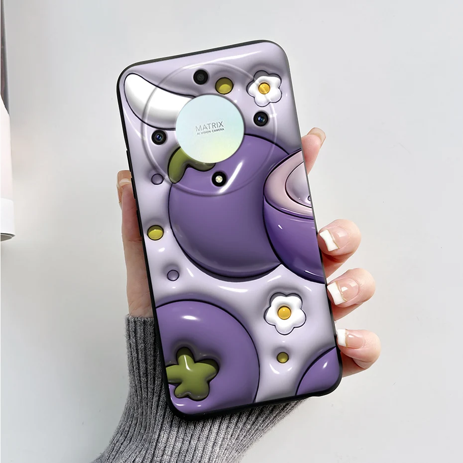 Una persona que sostiene un teléfono celular morado con un diseño de flores