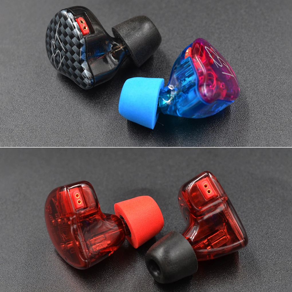 Dos auriculares con enchufes de diferentes colores