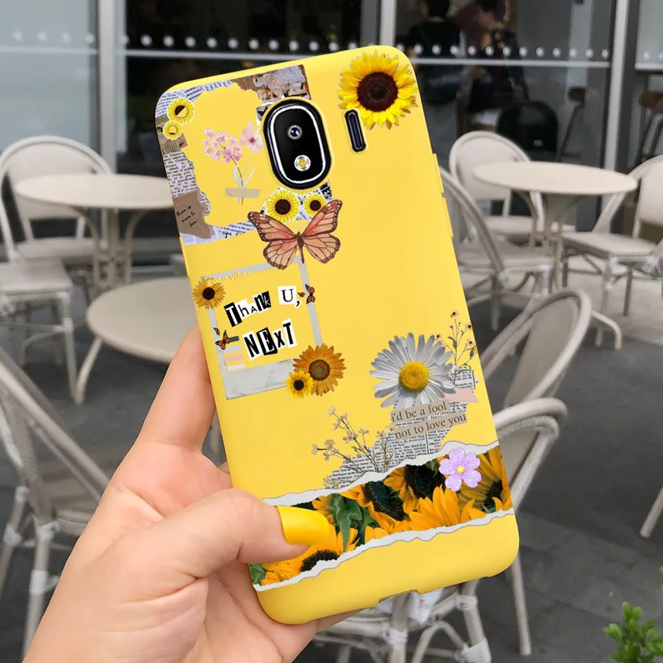 Una persona que sostiene un teléfono celular amarillo con un diseño de flores