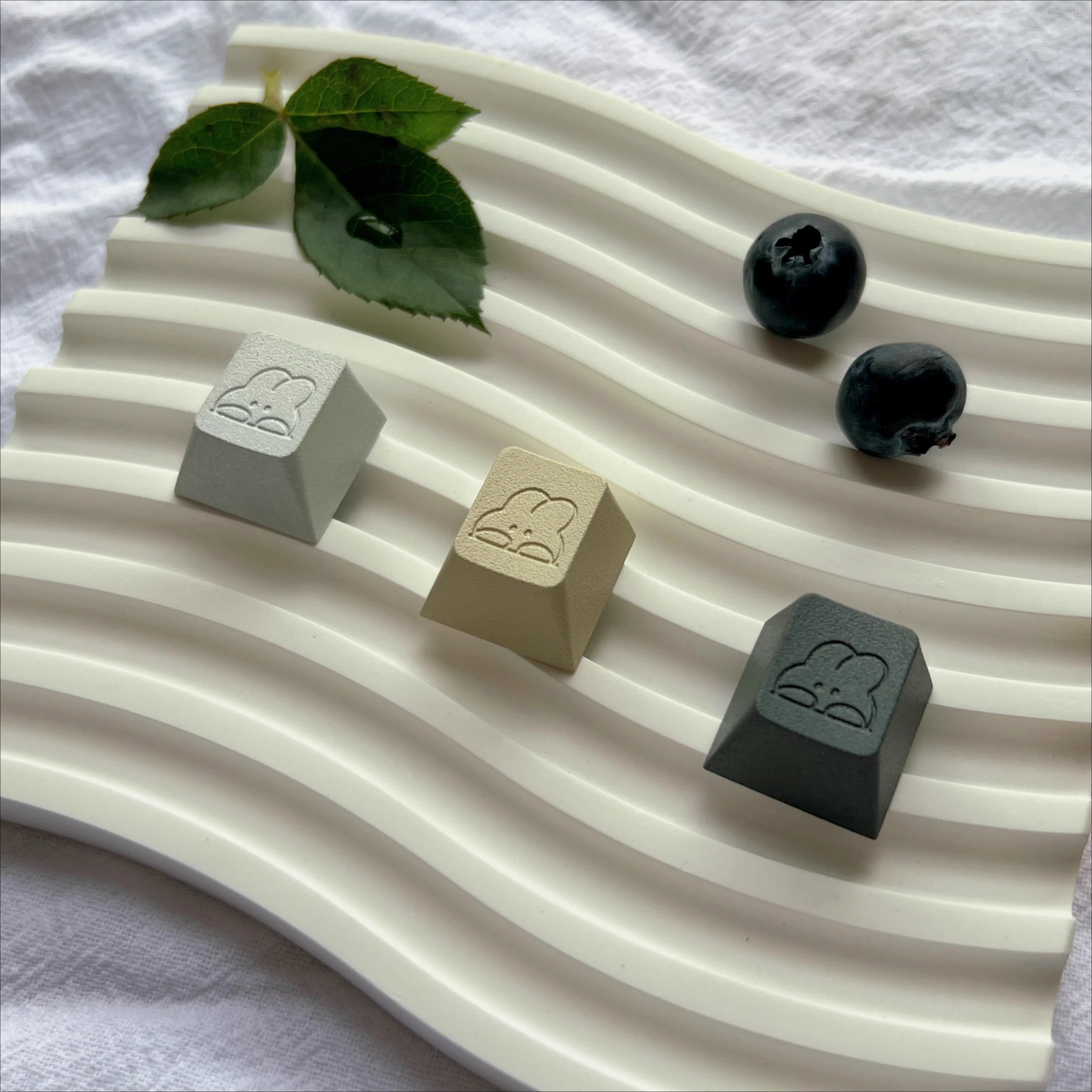 Lindo Metal de dibujos animados CNC aluminio conejo Keycap DIY ESC cereza perfil R4 teclas para teclado de juegos MX eje dedicado Metal Keycap