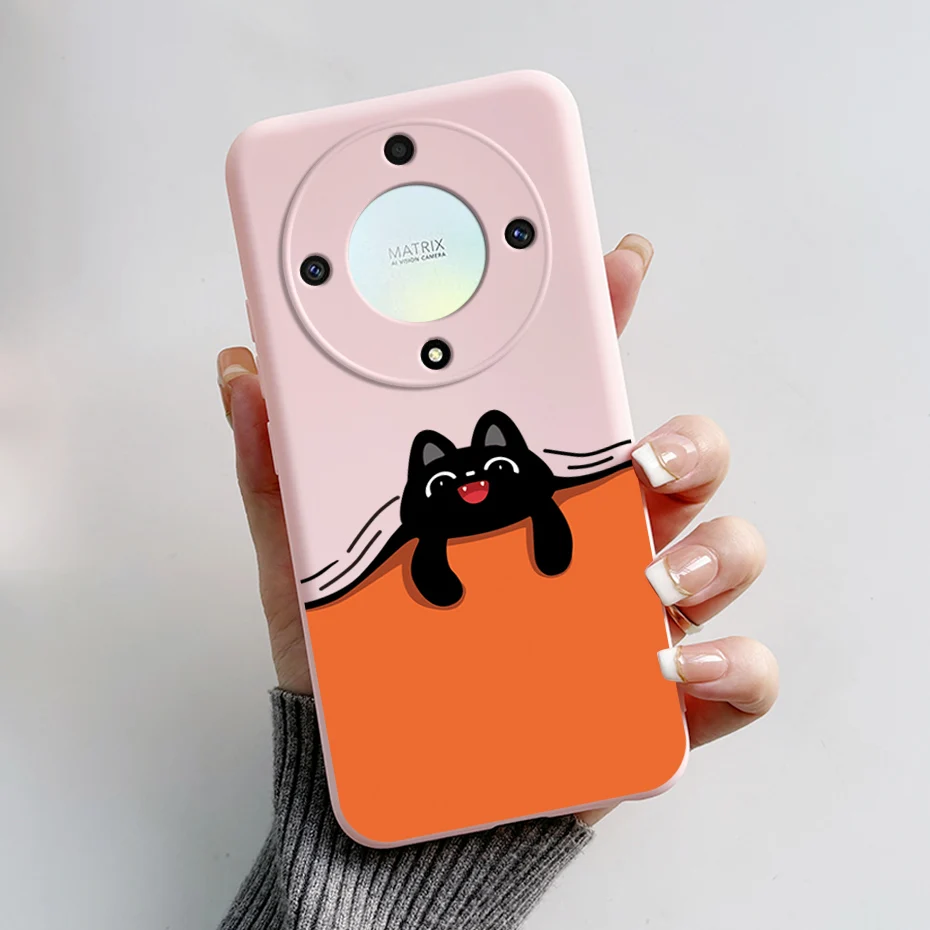 Un teléfono celular rosa con un gato en el estuche