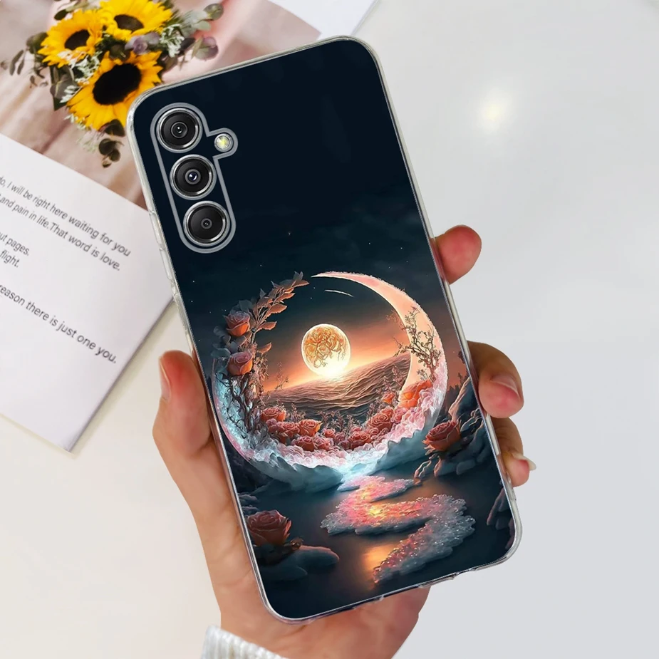 Una persona que sostiene un teléfono celular con una foto de una luna