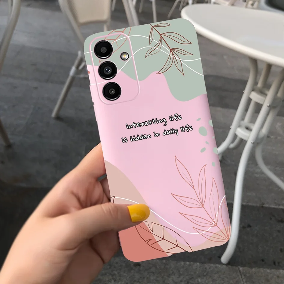 Una persona que sostiene un teléfono celular rosa con un diseño de flores