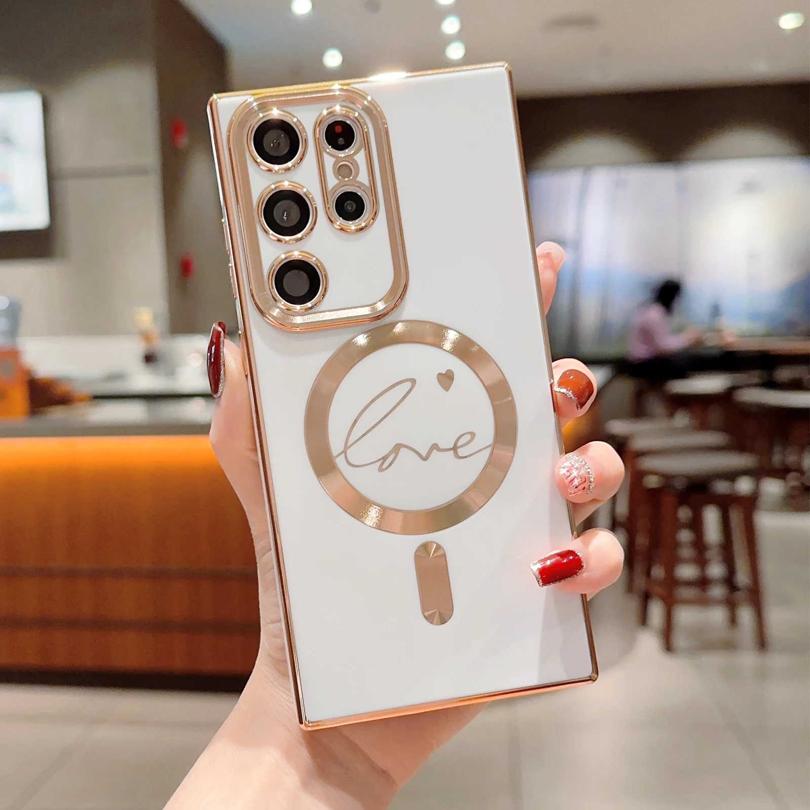 Una persona que sostiene un teléfono celular blanco con la palabra amor