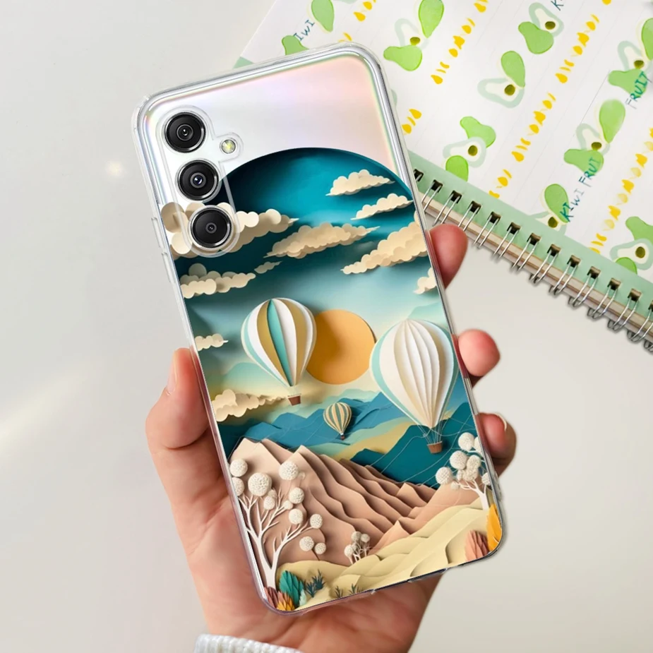 Una persona que sostiene un teléfono celular con una foto de globos de aire caliente en la pantalla