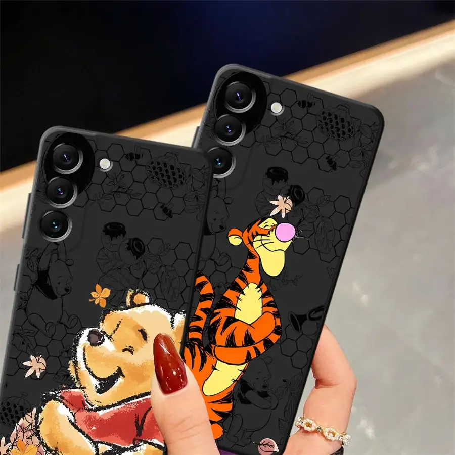 Funda para Samsung Galaxy A30 A15 A06 A04 A20 A13 A17 A05 A70 A50 A40 A16 A10 A12 funda negra suave para teléfono Disney Winnie The Pooh - imagen 2