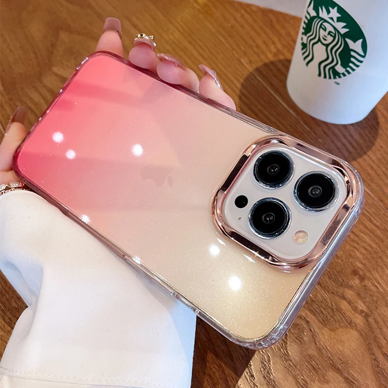 Una persona que sostiene un teléfono celular rosa con una taza de Starbucks en el fondo