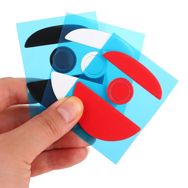 un disco de plástico azul y rojo