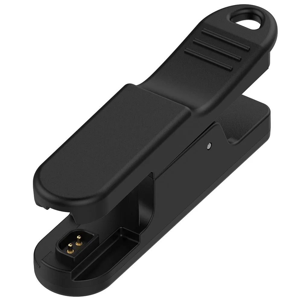 Una caja negra con un enchufe dorado