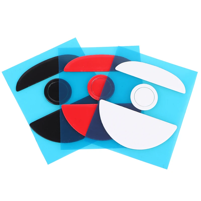 Un disco de plástico azul y blanco con un disco rojo y negro encima