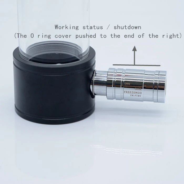 Un objeto negro y plateado con fondo blanco