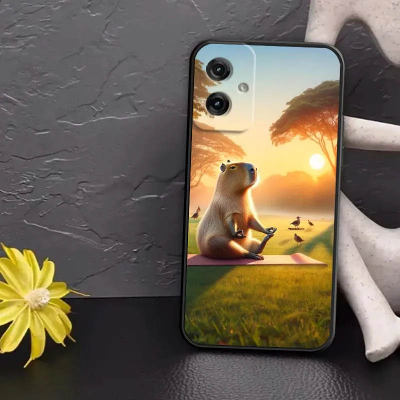 Lindo capibara dibujos animados populares para Motorola G85 Edge 50 G24 G35 G14 G04 40 G72 G34 G31 G Stylus G54 G13 G32 5G funda de teléfono negra - imagen 4