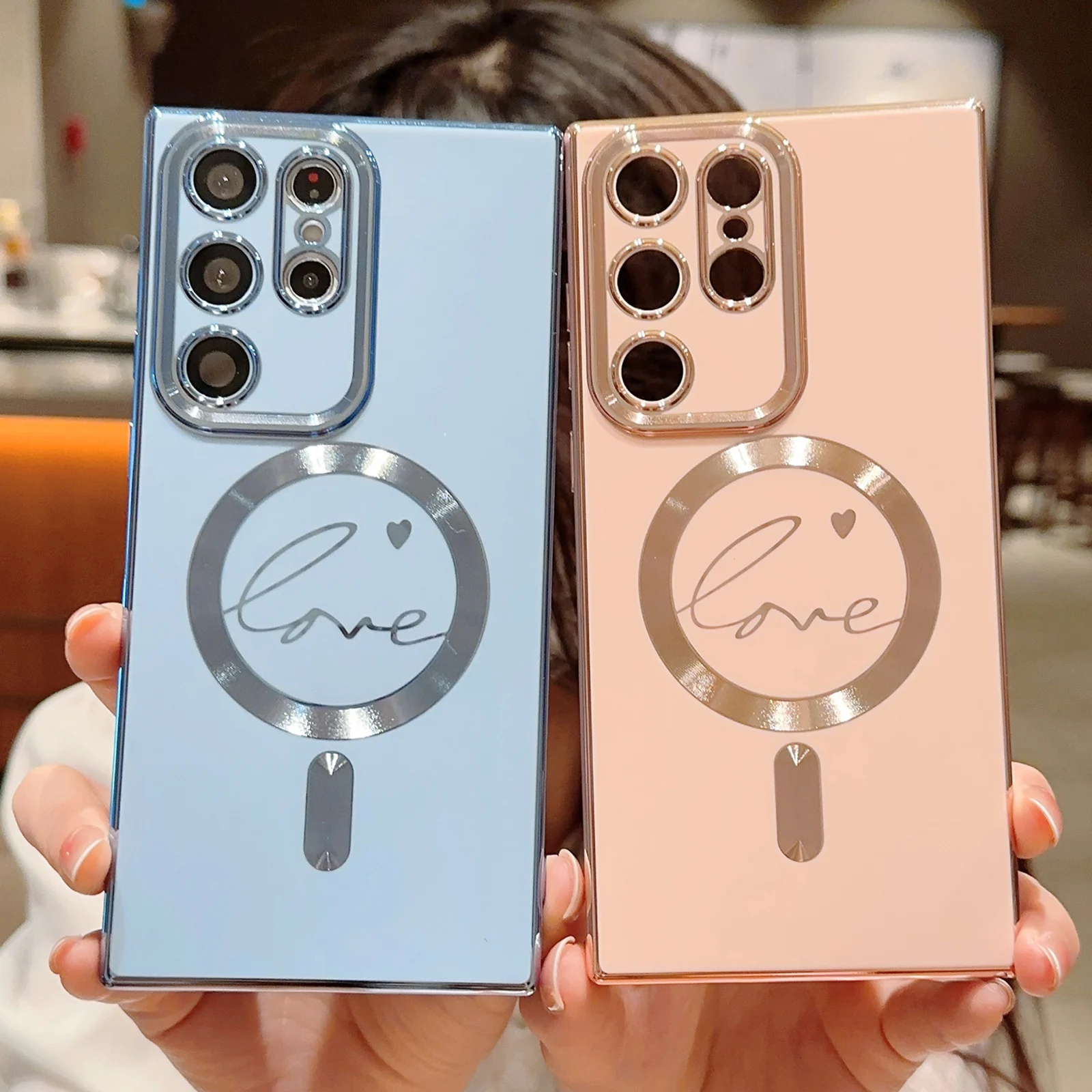 Una persona que sostiene dos teléfonos celulares con la palabra amor en ellos